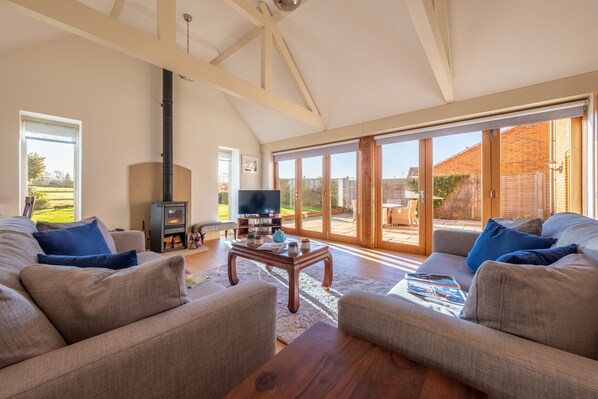 Saltings House: A sunny dual aspect sitting room