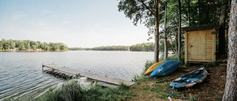 sandy waterfront and kayaks provided