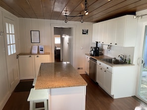 Full kitchen