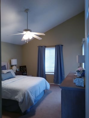 Master bedroom - queen bed - vaulted ceiling - 2nd floor