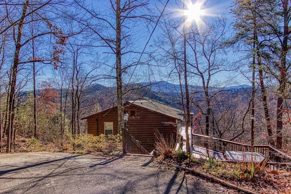 Epic Mountain Views and semi secluded