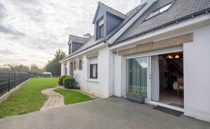 Gite à droite, maison des propriétaires à gauche