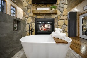 Romantic soaking tub w/ fireplace