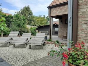 Plante, Fleur, Nuage, Propriété, Ciel, Bâtiment, Surface De La Route, Architecture, Arbre, Mobilier De Jardin
