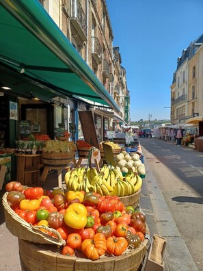 marché du samedi matin et commerces