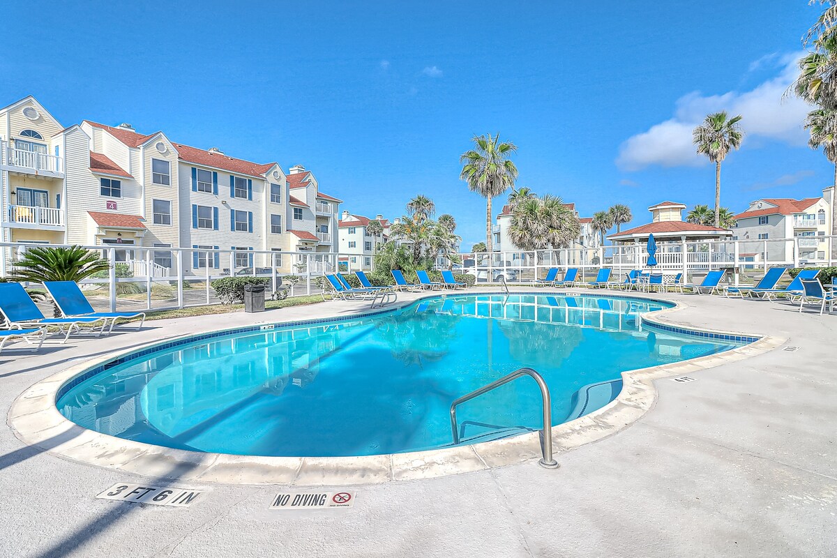 Updated beach condo with pool, sauna, patio & high-end appliances – dog-friendly