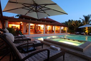 Fachada do alojamento (tarde/noite)
