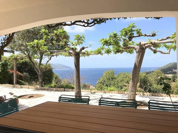 Terrasse pour déjeuner face à la mer