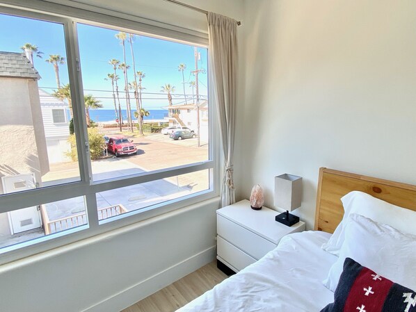 Ocean view next to your pillows. Enjoy the view and Seabreeze. 