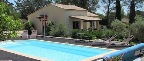 Le Gîte et la piscine