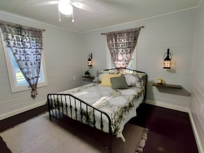 Queen Size Stylish Bedroom