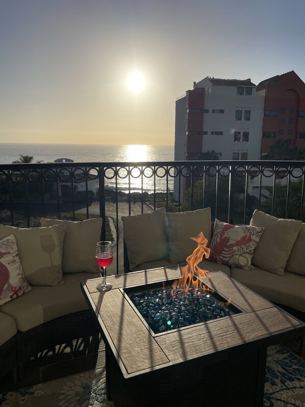 Our Wonderful Firepit, Balcony and Spectacular Ocean View!
