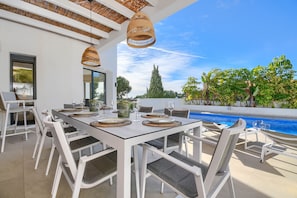 Terrasse et piscine