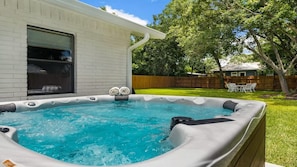 Outdoor spa tub