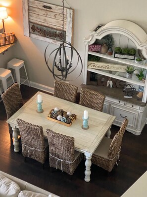 Dining for six, with an additional four bar stools