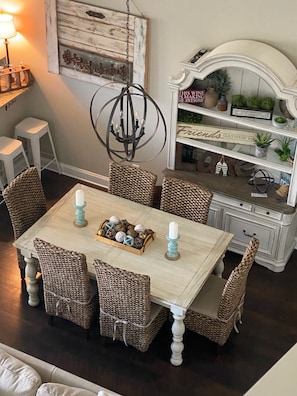 Dining for six, with an additional four bar stools