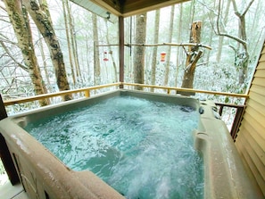 O-So-Relaxing Five-seater Hot Tub on Covered Porch, secluded and private 