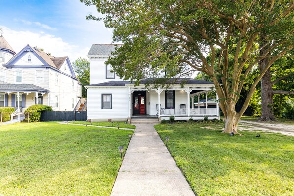 Welcome to Pirate's Landing! Victorian home with modern amenities