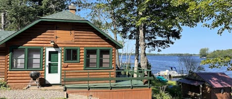 Welcome to Cabin 3, the Perch Cabin located in the Sunset Lake Cabins Resort.