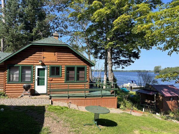 Welcome to Cabin 3, the Perch Cabin located in the Sunset Lake Cabins Resort.