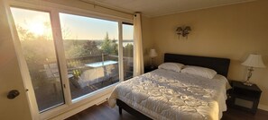 Master Bedroom w/ Ensuite Washroom