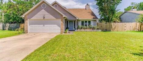 Immaculate home in the heart of Navarre, minutes away from the beach