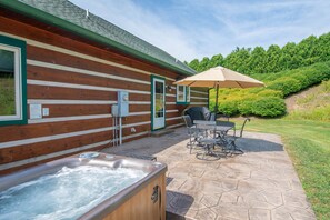 Back deck hot tub and umbrella al fresco dining...