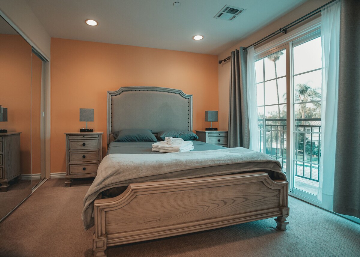 Spanish Style Townhouse w/ 2 MBR, Views, Safe Area