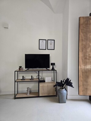 TV-Ecke mit Smart TV und WiFi (WLAN)