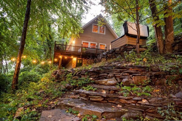A nature escape with all the modern amenities you can ask for, The Hawks Nest Cabin is the perfect getaway for those looking to bond with family and friends within close proximity to wonderful outdoor activities and experiences.  With a hot tub, firepit area and large wrap-around deck, there is plenty of space to relax and watch The Delaware River and soaring eagles.  Inside, y...