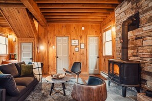 Design forward living space with your comfort in mind.  With a great mix of natural beauty and modern furnishings The Hawks Nest Cabin is the upscale cabin you've been looking for.
