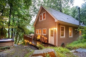 Cabin and hot tub with amazing views of The Delaware River in absolute seclusion. Within close proximity to all the adventures that The Catskill Mountains have to offer, The Hawks Nest Cabin is an ideal retreat for those looking for an escape.