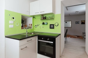 Full kitchen.