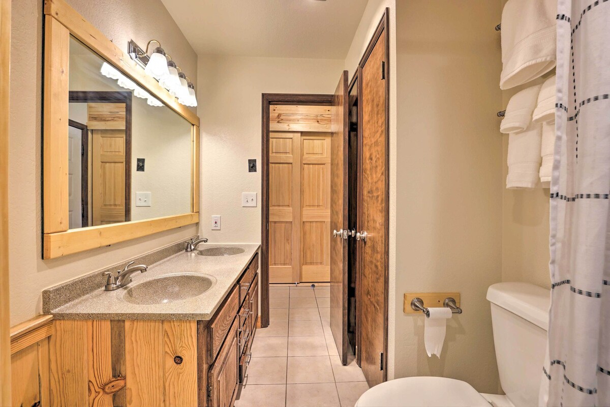 King Bed Studio- Resort Pool! Hot Tubs! Sleep 4! RMNP! Winterpark! Granby Ranch!