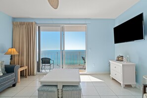 Direct oceanfront living area