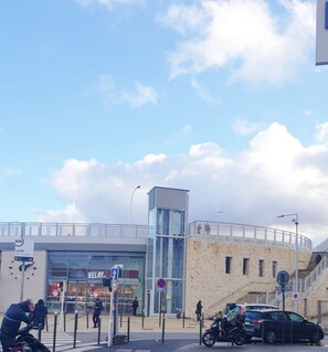 Gare juste en Face du bâtiment
