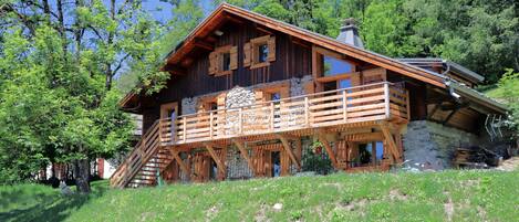 Le chalet qui chuchote face à la chaine du Mont-Blanc
