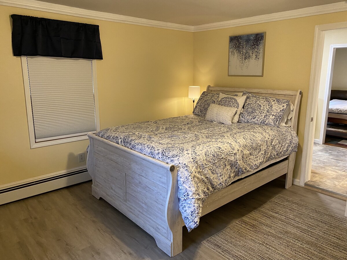 Cute apartment, steps from the Five Corners!