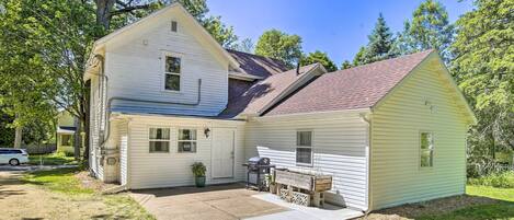 Menomonie Vacation Rental | 1BR | 1BA | 700 Sq Ft | Access Only By Stairs