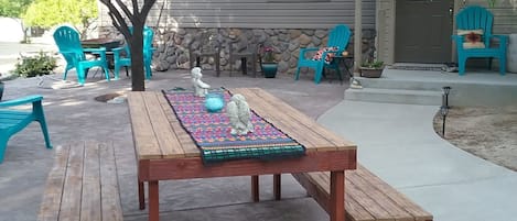 Front patio with plenty of seating and peekaboo Snake River Canyon Views