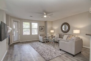 Beautifully decorated and cozy living room w/ 55" Smart TV & gas fireplace
