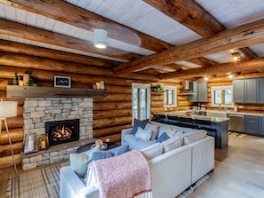 Middle Floor Livingroom with Gas fireplace