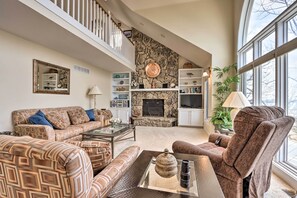 Living Room | Flat-Screen TV | Fireplace