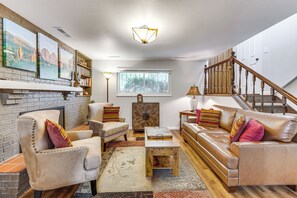 Living Room | Satellite TV | Fireplace