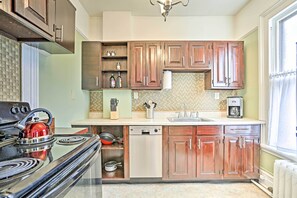 Kitchen | Fully Equipped w/ Cooking Basics