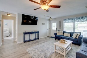 Living Room | Free WiFi | Queen Sleeper Sofa | Smart TV | Central Heating & A/C
