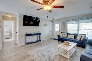 Living Room | Free WiFi | Queen Sleeper Sofa | Smart TV | Central Heating & A/C