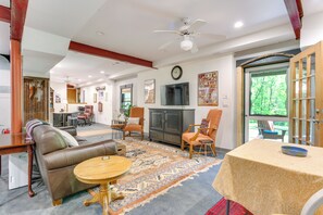 Living Room | Free WiFi | Smart TV | Central A/C