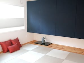 ・ <Building B / Bedroom> Ryukyu tatami mats are used in the 8-mat Japanese-style room.