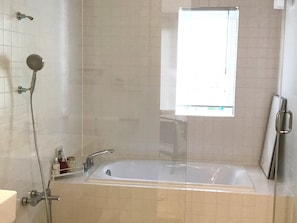 ・ <Building B / Bathroom> Clean and clean bathroom